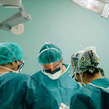 Chirurgien plasticien de Montréal effectuant une augmentation mammaire en salle d'opération.
